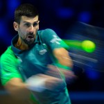 Novak Djokovic devuelve ante Jannik Sinner durante la final de la Copa de Maestros de la ATP, el domingo 19 de noviembre de 2023, en Turín.