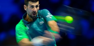 Novak Djokovic devuelve ante Jannik Sinner durante la final de la Copa de Maestros de la ATP, el domingo 19 de noviembre de 2023, en Turín.