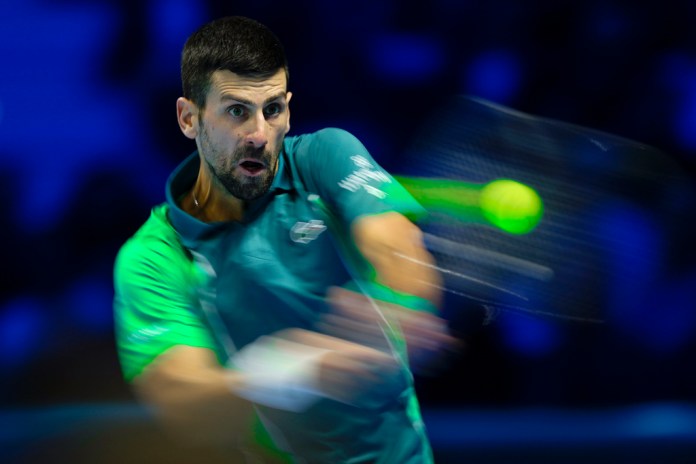 Novak Djokovic devuelve ante Jannik Sinner durante la final de la Copa de Maestros de la ATP, el domingo 19 de noviembre de 2023, en Turín.