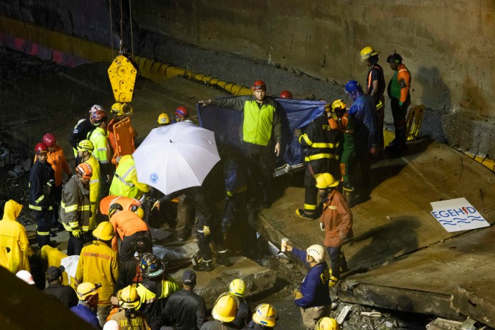 Equipos de rescate trabajan en el lugar donde se derrumbó un muro en la entrada de un túnel en Santo Domingo, República Dominicana, el sábado 18 de noviembre de 2023.