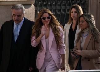 La artista colombiana Shakira, en el centro, llega a una corte en Barcelona, España. Foto La Hora/AP