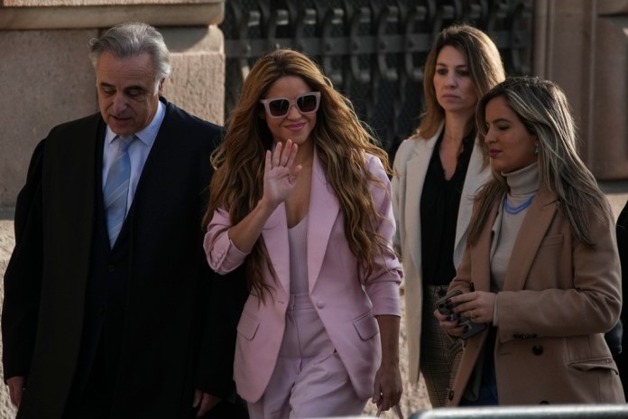 La artista colombiana Shakira, en el centro, llega a una corte en Barcelona, España. Foto La Hora/AP
