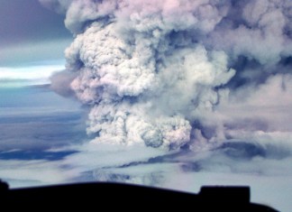 Una nube de vapor y ceniza volcánica se eleva durante una erupción del monte Ulawun. Foto La Hora/AP