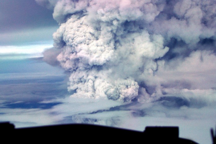 Una nube de vapor y ceniza volcánica se eleva durante una erupción del monte Ulawun. Foto La Hora/AP
