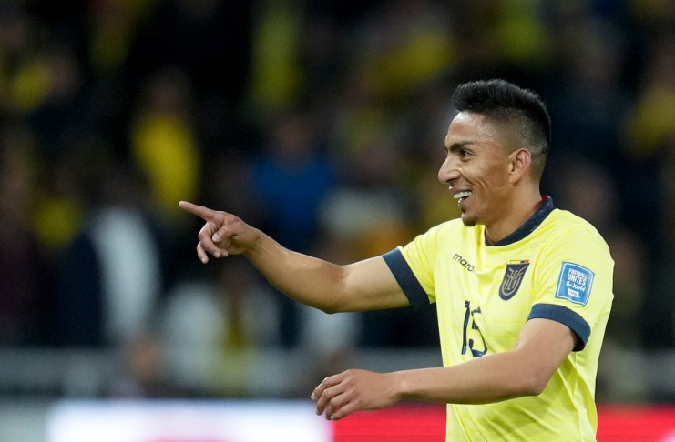 Ángel Mena, de la selección de Ecuador, festeja luego de marcar ante Chile en un duelo de la eliminatoria mundialista. Foto La Hora/AP