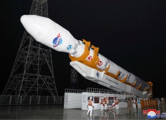 Esta imagen proporcionada por el gobierno norcoreano muestra lo que el país describió como el momento previo al lanzamiento del Malligyong-1. Foto La Hora/AP