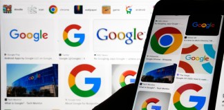 Logotipos de Google en una computadora y un teléfono en Nueva York. Foto La Hora/AP
