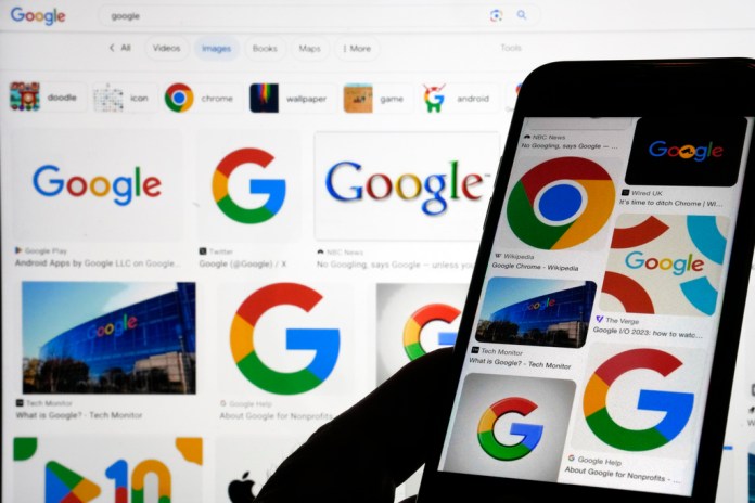 Logotipos de Google en una computadora y un teléfono en Nueva York. Foto La Hora/AP