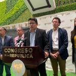 El diputado Carlos Barreda fue acompañado por el secretario general del partido VOS. Foto: Cortesía