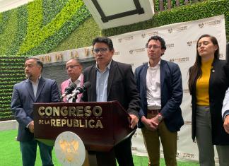 El diputado Carlos Barreda fue acompañado por el secretario general del partido VOS. Foto: Cortesía