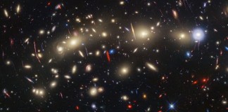 Webb y Hubble crean esta imagen de un vívido paisaje de galaxias junto con más de una docena de objetos que varían en el tiempo recientemente encontrados. Foto La Hora/DPA