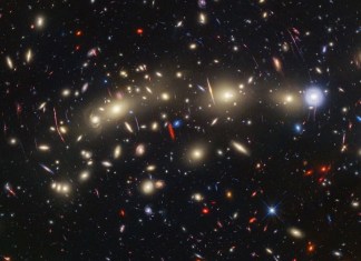 Webb y Hubble crean esta imagen de un vívido paisaje de galaxias junto con más de una docena de objetos que varían en el tiempo recientemente encontrados. Foto La Hora/DPA
