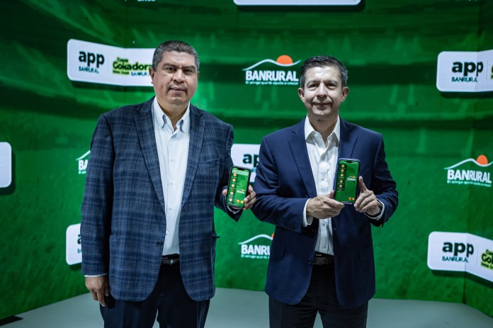 César Mendizábal, Subgerente General de Negocios, y Carlos Aquino, Gerente de Agencias BANRURAL, presentando la nueva facilidad de crear o incrementar las Cuentas Goleadoras desde la APP BANRURAL. Foto La Hora: Banrural 