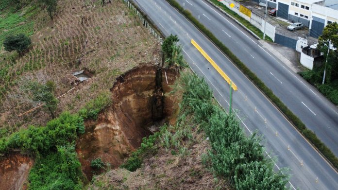 Una erosión de una cuneta en el kilómetro 26.2 de la Carretera a El Salvador. Foto La Hora/cuenta de X de usuario @rodrigoerm