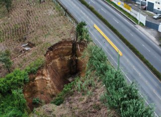 Una erosión de una cuneta en el kilómetro 26.2 de la Carretera a El Salvador. Foto La Hora/cuenta de X de usuario @rodrigoerm