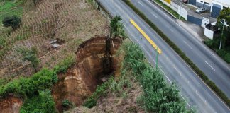 Una erosión de una cuneta en el kilómetro 26.2 de la Carretera a El Salvador. Foto La Hora/cuenta de X de usuario @rodrigoerm