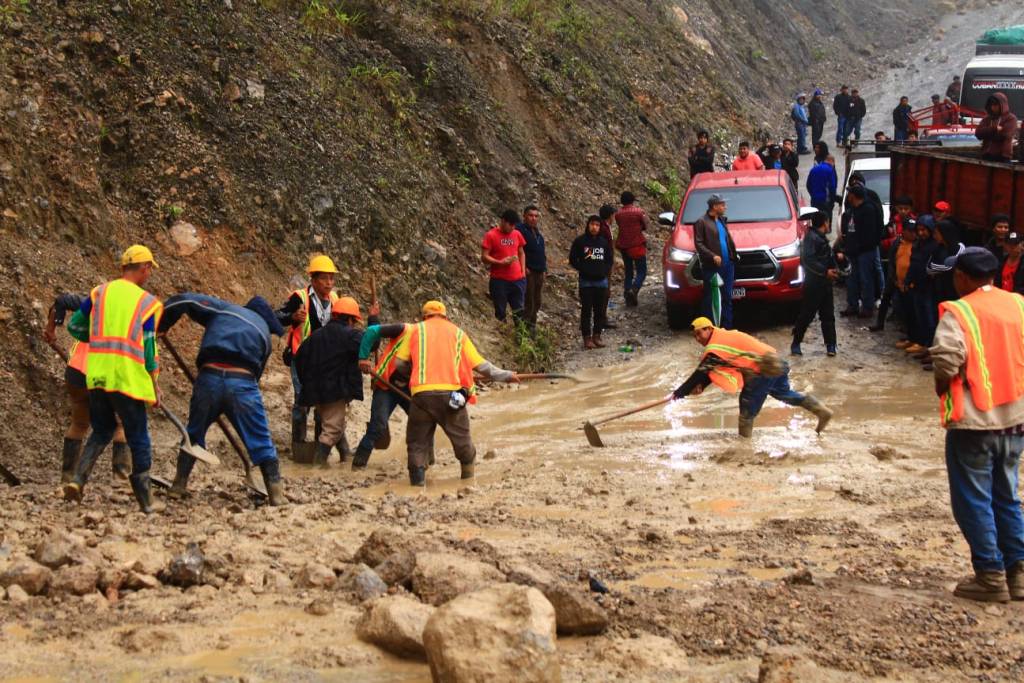 Varios derrumbes se han originado en diferentes carreteras del país.