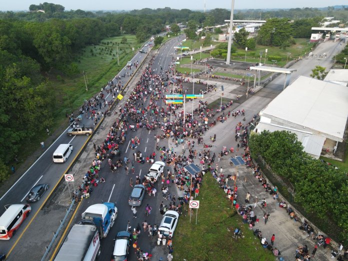 Caravana de migrantes bloquea ruta en Chiapas. 