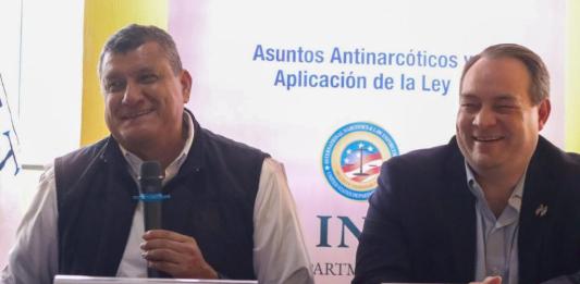 vicepresidente, Guillermo Castillo, el vicegobernante y el encargado de negocios de los Estados Unidos en Guatemala, Patrick Ventrell