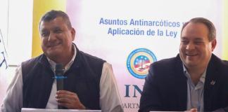 vicepresidente, Guillermo Castillo, el vicegobernante y el encargado de negocios de los Estados Unidos en Guatemala, Patrick Ventrell