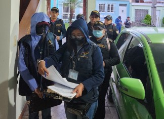 agentes de la Policía Nacional Civil (PNC) y fiscales del Ministerio Público (MP) realizan los primeros allanamientos