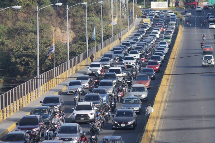 Las autoridades de la Policía Municipal de Tránsito (PMT) aseguran que a finales de febrero circularán más de 1 millón 200 mil vehículos en la ciudad.