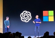 El CEO de OpenAI, Sam Altman, (izq) en el escenario con el CEO de Microsoft, Satya Nadella desarrolladores de OpenAI. Foto La Hora / AP
