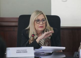 Karen Fisher durante la reunión con la comisión pesquisidora contra los magistrados del TSE.