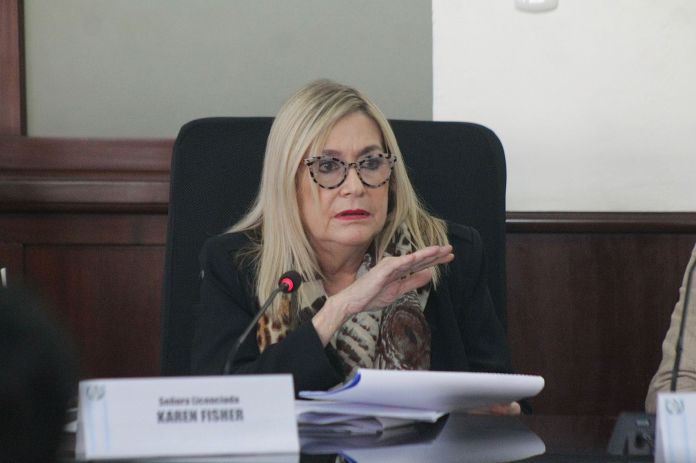 Karen Fisher durante la reunión con la comisión pesquisidora contra los magistrados del TSE.