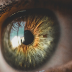 Para determinar el síndrome del ojo seco, se hace un examen completo de ojos con dilatación de las pupilas.