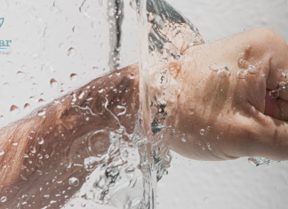 Si se quema con agua hirviendo, lo primero que debes hacer es aplicar abundante agua fría en la zona por al menos 10 minutos.