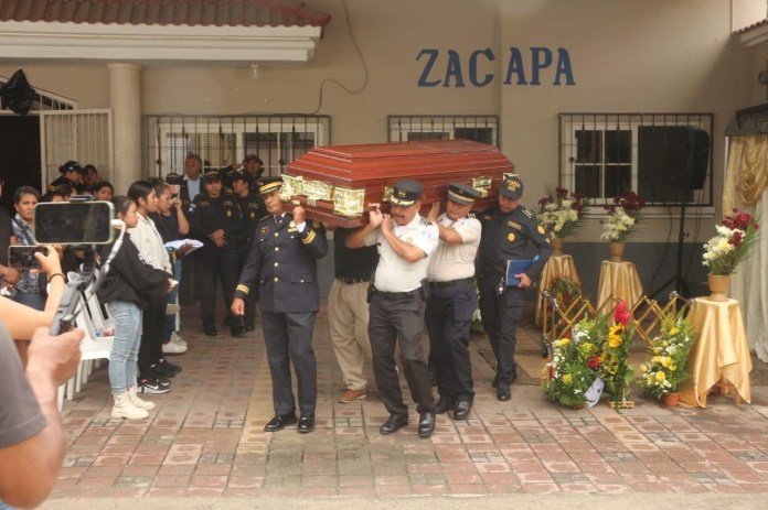 Familiares y compañeros de la institución se despidieron este miércoles 1 de noviembre de los restos mortales del inspector de la Policía Nacional Civil (PNC) Josué Alejandro Saloj Cab