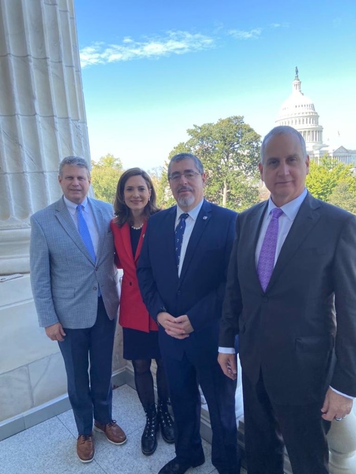 En la imagen de izquierda a derecha, Bill Huizenga (R-MI), María Elvira Salazar (R.FL), Arévalo y Mario Díaz Balart (R-FL).