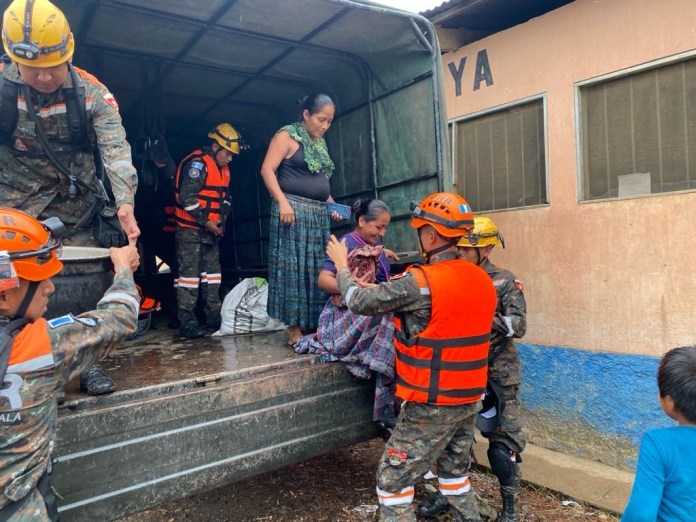 Autoridades realizaron evacuaciones en algunos puntos de Alta Verapaz esta semana.