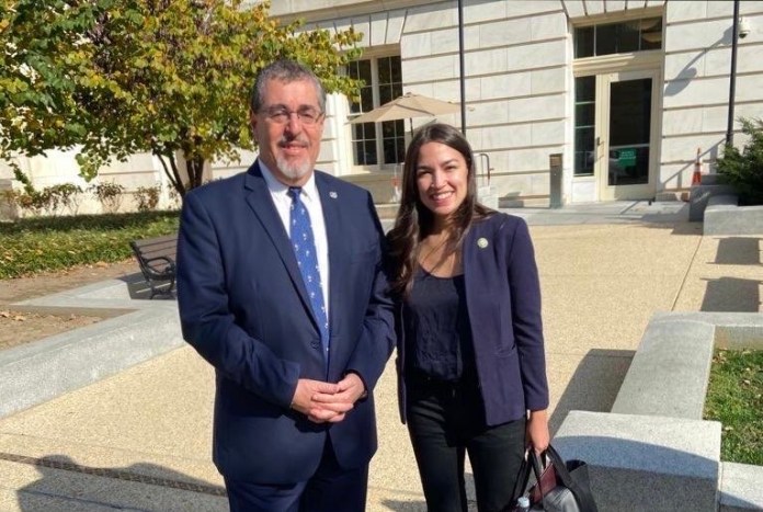 El presidente electo junto a la congresista demócrata Alexandria Ocasio-Cortes.