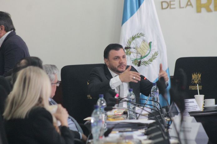 El diputado Douglas Rivero muestra interés por agilizar el informe de la comisión pesquisidora contra los magistrados del TSE.