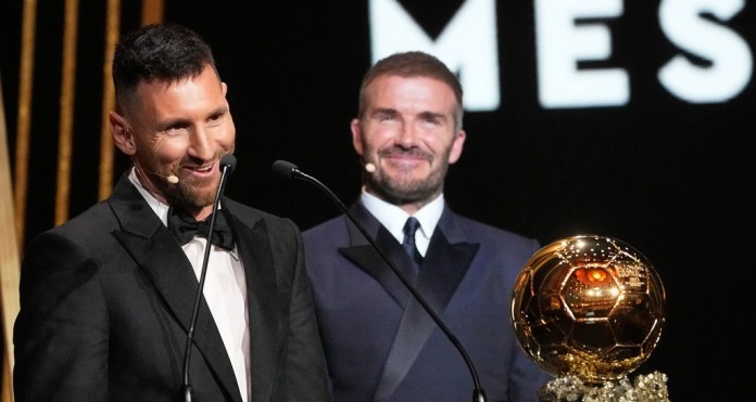 El co propietario del Inter Miami y ex estrella del fútbol mundial David Beckham, derecha, sonríe mientras Lionel Messi, futbolista argentino campeón del mundo con Argentina, recibe el Balón de Oro 2023