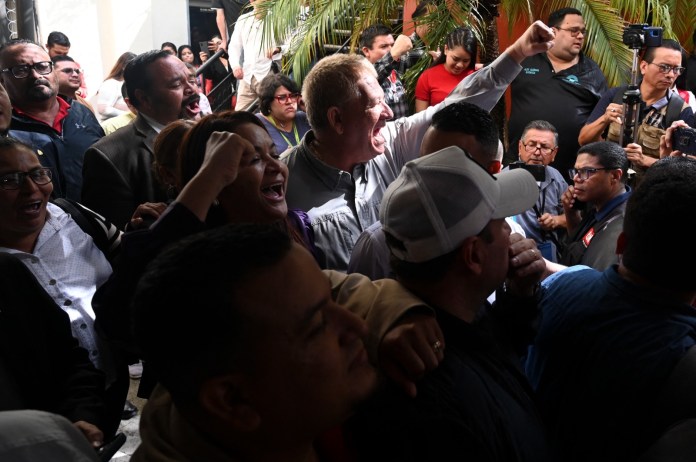 Los diputados oficialistas de Honduras impusieron este miércoles una polémica designación interina de los dos jefes de la fiscalía, lo que provocó la indignación de los opositores