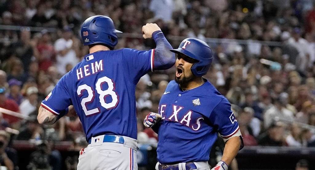 Marcus Semien, de los Rangers de Texas, festeja su jonrón de dos carreras con Jonah Heim, en el quinto juego de la Serie Mundial ante los Diamondbacks de Arizona