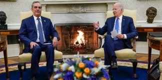 El presidente de Estados Unidos, Joe Biden, se reúne con su homólogo de República Dominicana, Luis Abinader, en la Oficina Oval, en la Casa Blanca, Washington, el 2 de noviembre de 2023. (AP Foto/Evan Vucci)