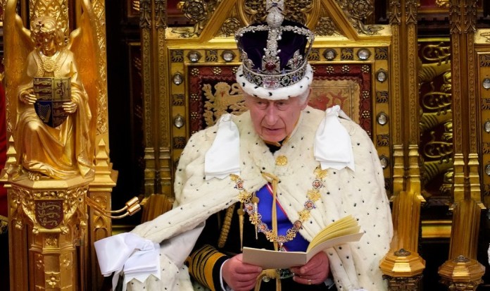 El rey Carlos III de Gran Bretaña habla en la ceremonia de apertura del Parlamento en el Palacio de Westminster, Londres