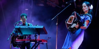 La cantautora mexico-estadounidense Julieta Venegas toca su acordeón en el Festival Vive Latino en la Ciudad de México