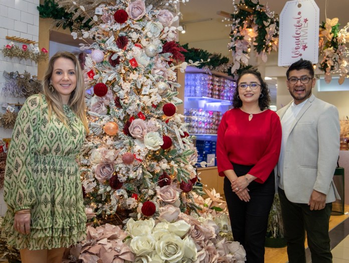 Gabriela Retana, Helen Deocute y Efrén Jiménez, parte del equipo de Siman, quienes buscan llevar una Navidad llena de color a los guatemaltecos.