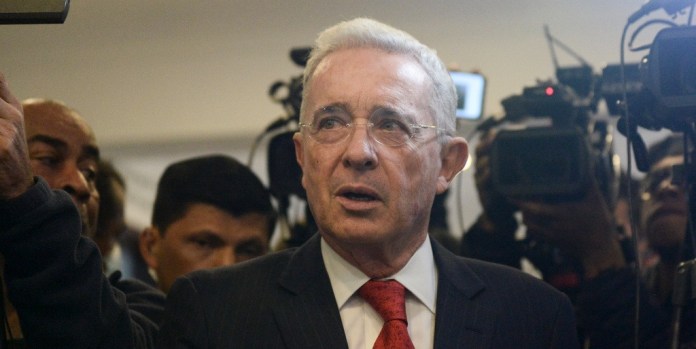 El expresidente Álvaro Uribe en una rueda de prensa en la sede del partido Centro Democrático tras reunirse con el presidente electo Gustavo Petro en Bogotá, Colombia, el 29 de junio de 2022.