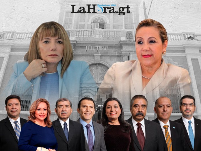 En la foto, Silvia Valdés y Blanca Stanlling, los cinco magistrados del TSE y los tres suplentes.