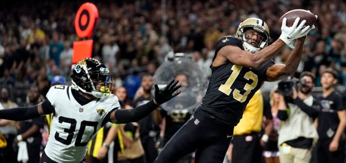 El receptor de los Saints de Nueva Orleans Michael Thomas atrapa el balón para un touchdown frente al cornerback de los Jaguars de Jacksonville Montaric Browns