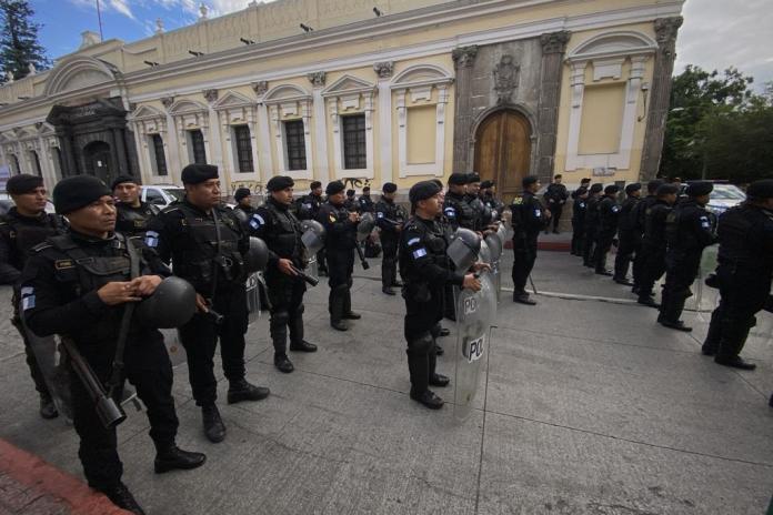 La solicitud de colocar dos anillos de seguridad en el perímetro de dos cuadras del congreso, lo hizo la Junta Directiva del Legislativo. (Foto La Hora: José Orozco)