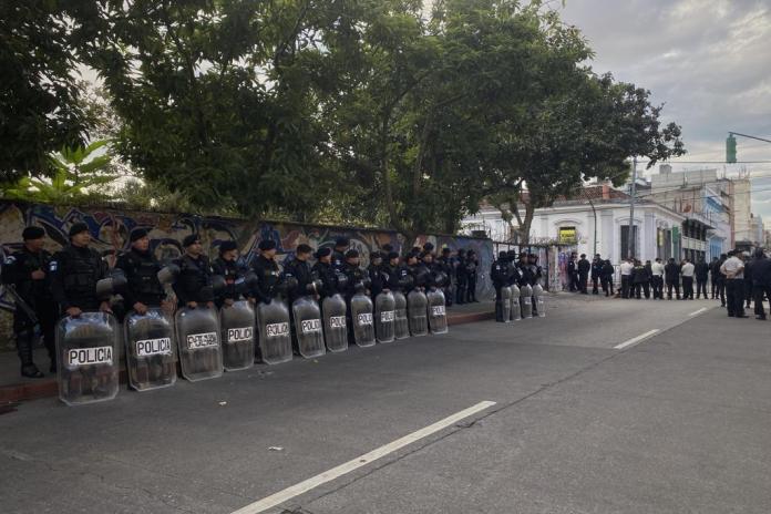 Los agentes de la PNC llegaron a las afueras del congreso desde las 3:00 horas de este 16 de noviembre de 2023. (Foto La Hora: José Orozco)