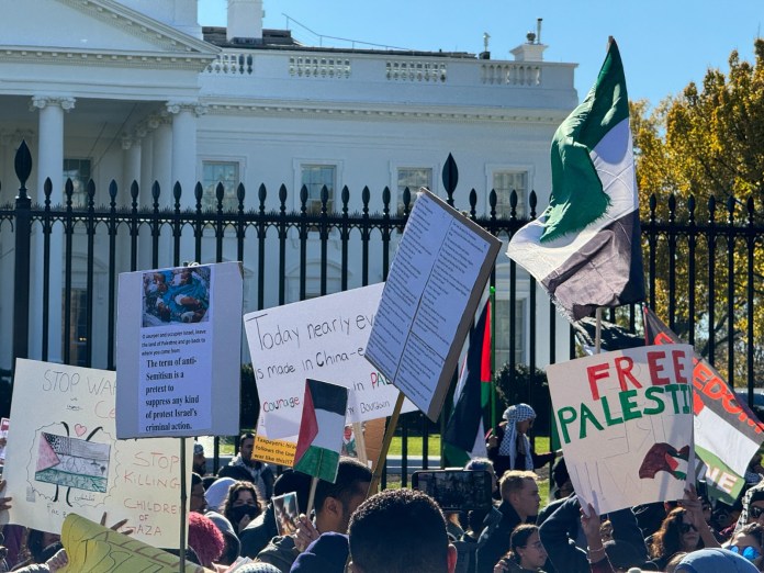 La gente se manifiesta en apoyo de los palestinos frente a la Casa Blanca en Washington, DC, el 19 de noviembre de 2023.