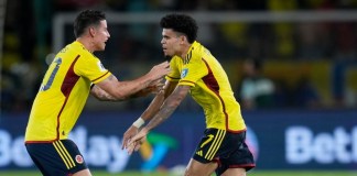 Luis Díaz (derecha) celebra con James Rodríguez tras anotar el segundo gol de Colombia en la victoria 2-1 ante Brasil en las eliminatorias del Mundial